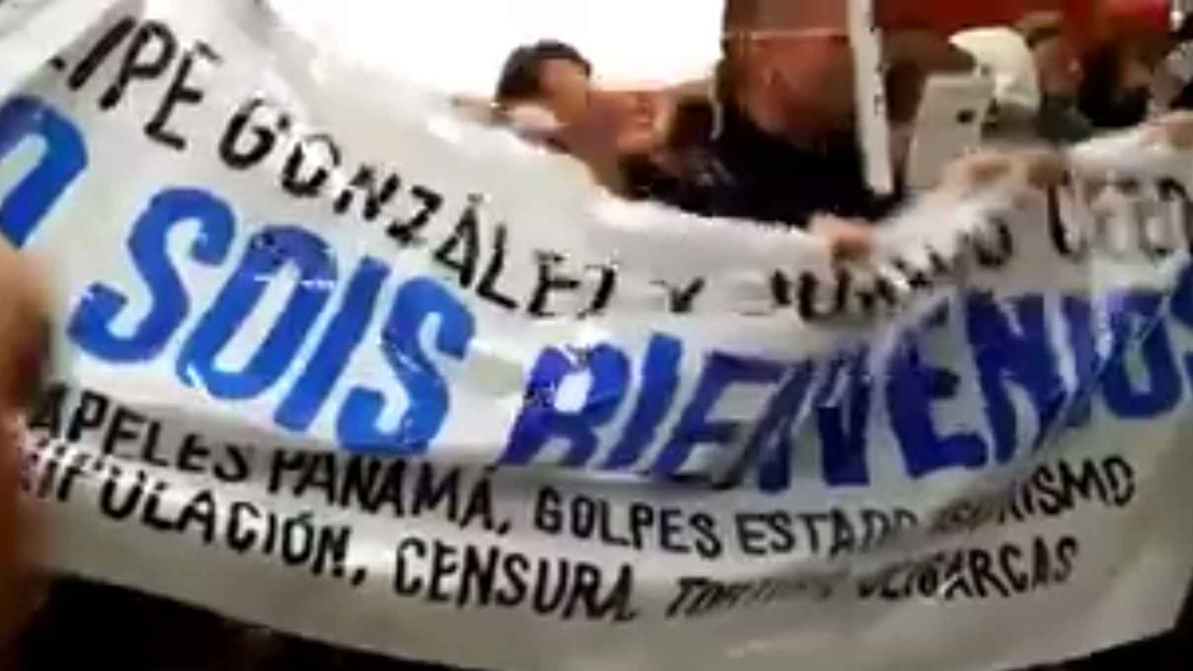 Pancarta contra Cebrián y González.