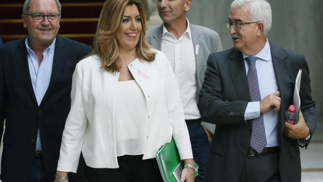 Susana Díaz, con su equipo más próximo, este miércoles en Sevilla.