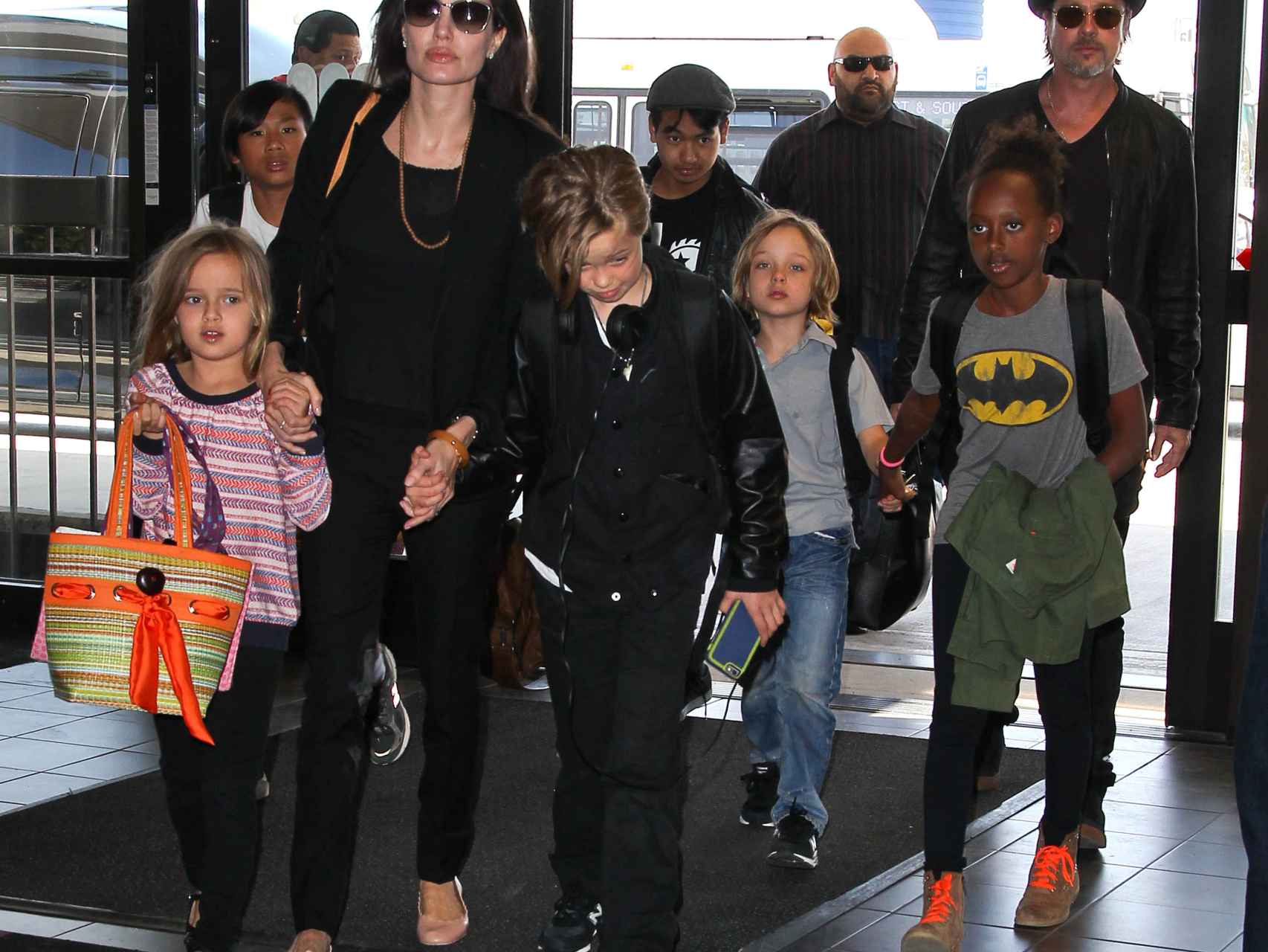 La familia al completo a su llegada a un aeropuerto.