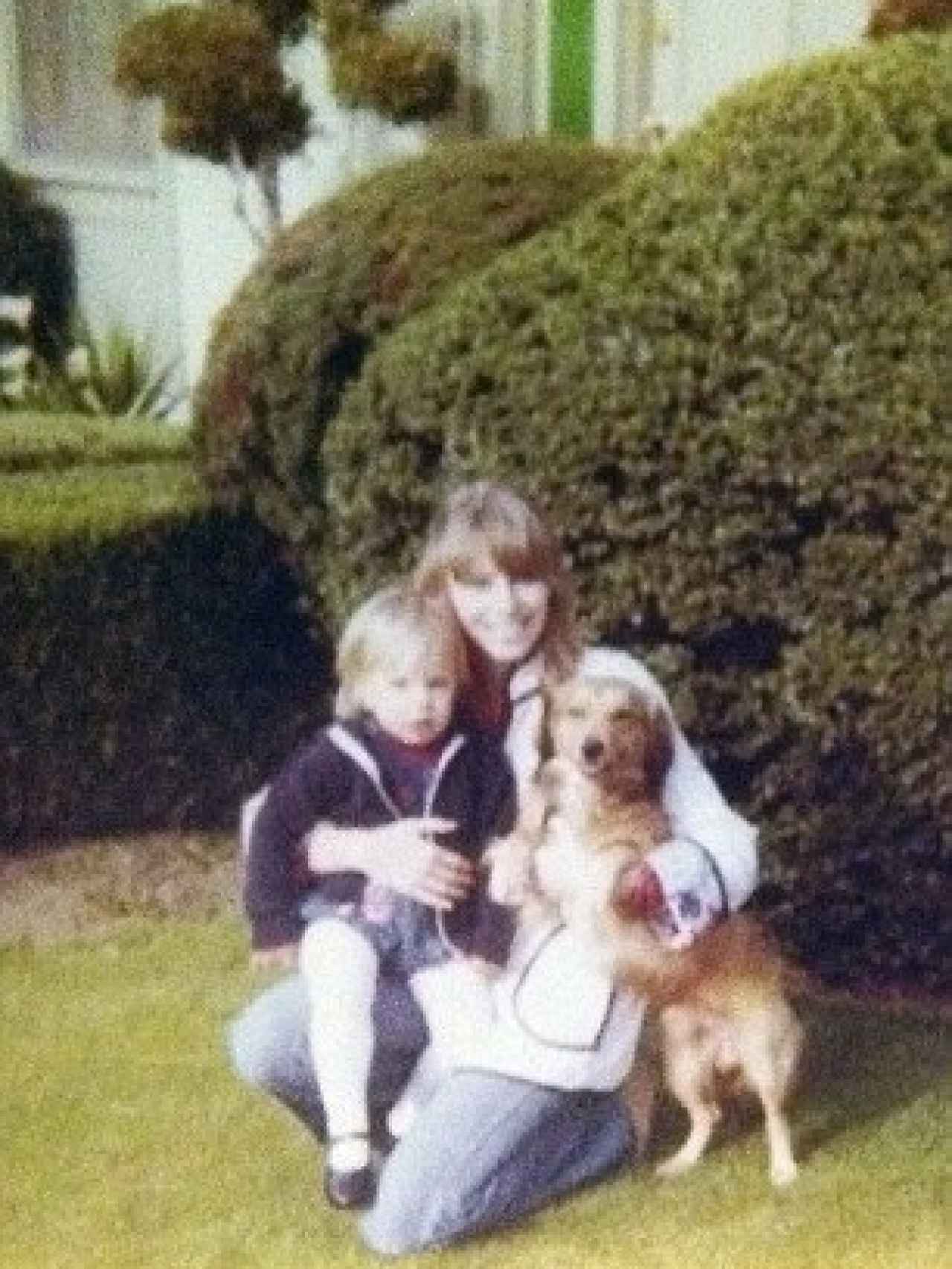 La niñera de la actriz junto a ella y a un perro que tenía la familia