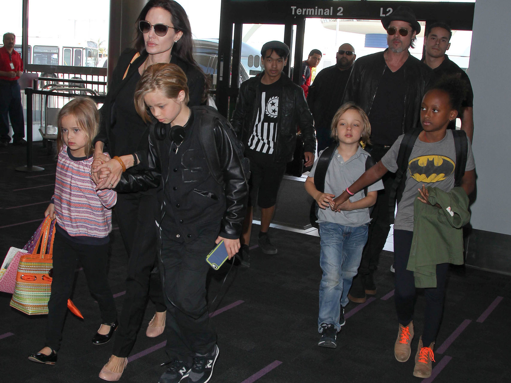 La familia Jolie-Pitt al completo en el aeropuerto de Los Ángeles