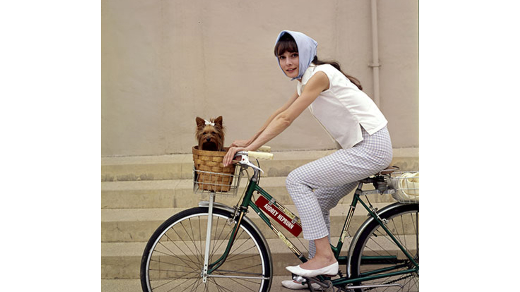 Audrey Hepburn dando un paseo con su perrita.