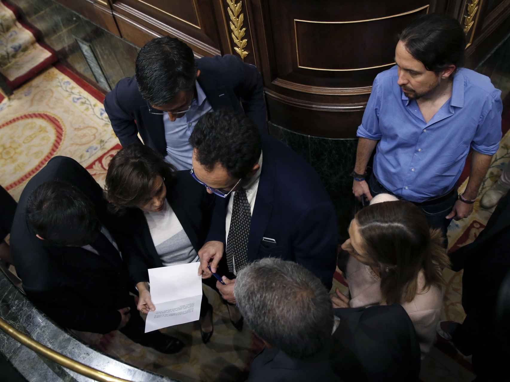 Soraya Sáenz de Santamaría, Pablo Iglesias, Eduardo Madina y otros representantes debaten la propuesta.
