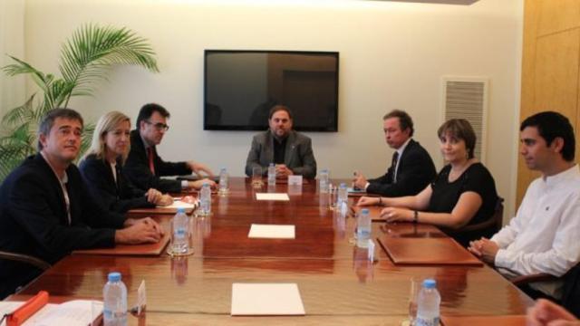 La dirección de la AMI junto al vicepresidente del Gobierno de la Generalitat y Consejero de Economía y Hacienda, Oriol Junqueras.