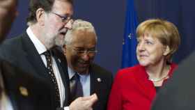 Rajoy conversa con la canciller Merkel durante la cumbre de la UE de Bruselas