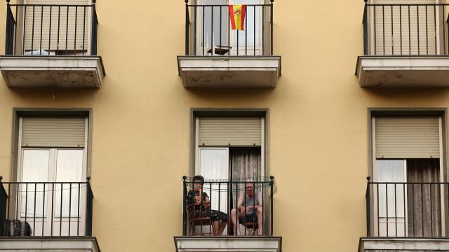 Una pareja de jubilados en Lavapiés.