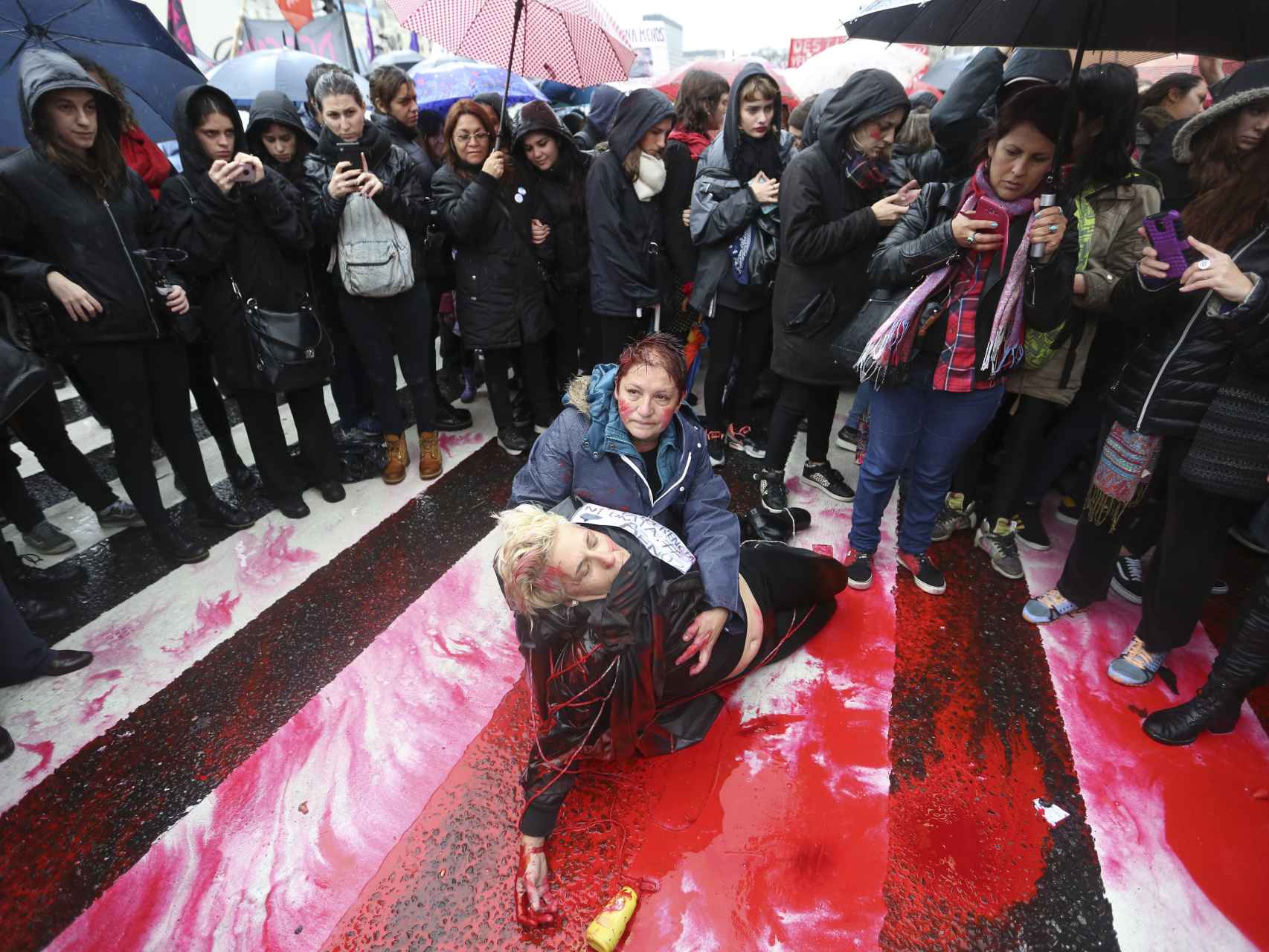 Representación de un feminicidio durante la marcha.
