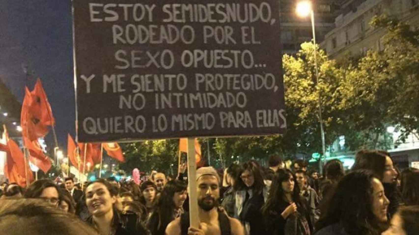 La pancarta en defensa de los derechos de las mujeres que hizo a Felipe Garrido viral.