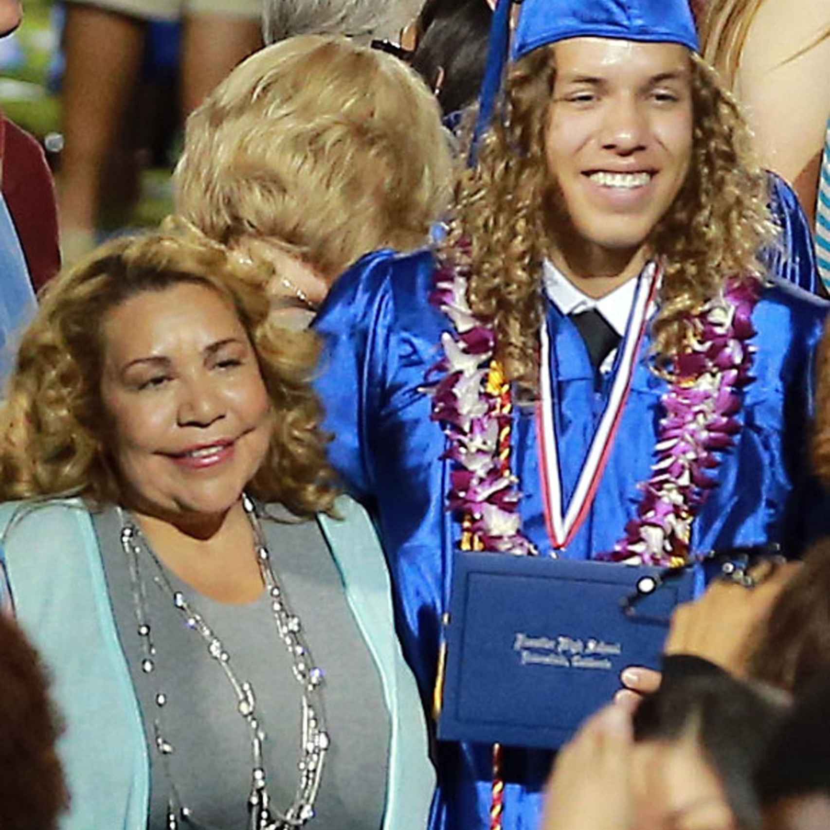 Joseph Baena el día de su graduación junto a su madre: la niñera y el hijo de Schwarzenegger