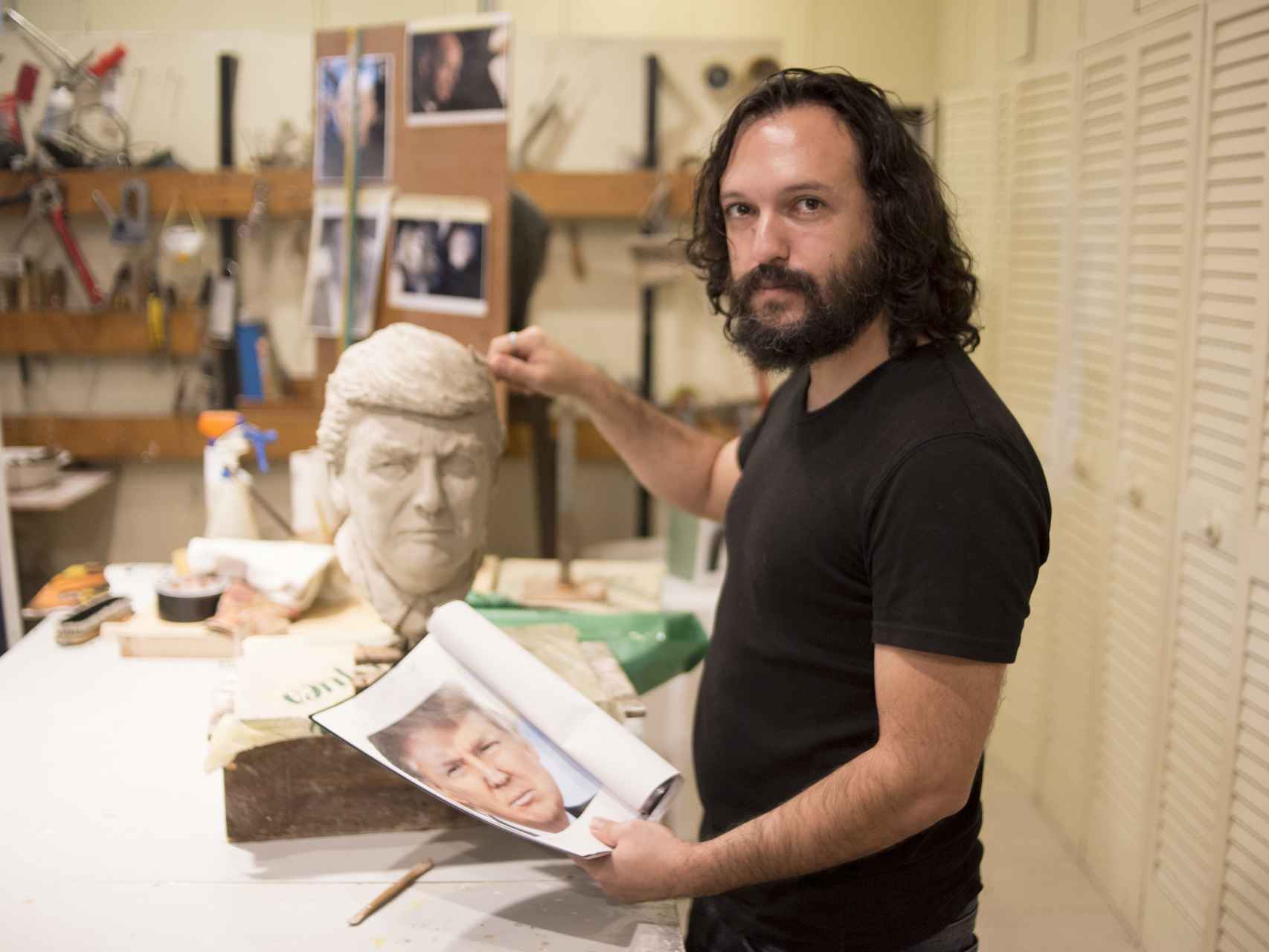 José Luis S., que ahora modela a Donald Trump, es artista plástico y escultor en el Museo de Cera de Madrid.