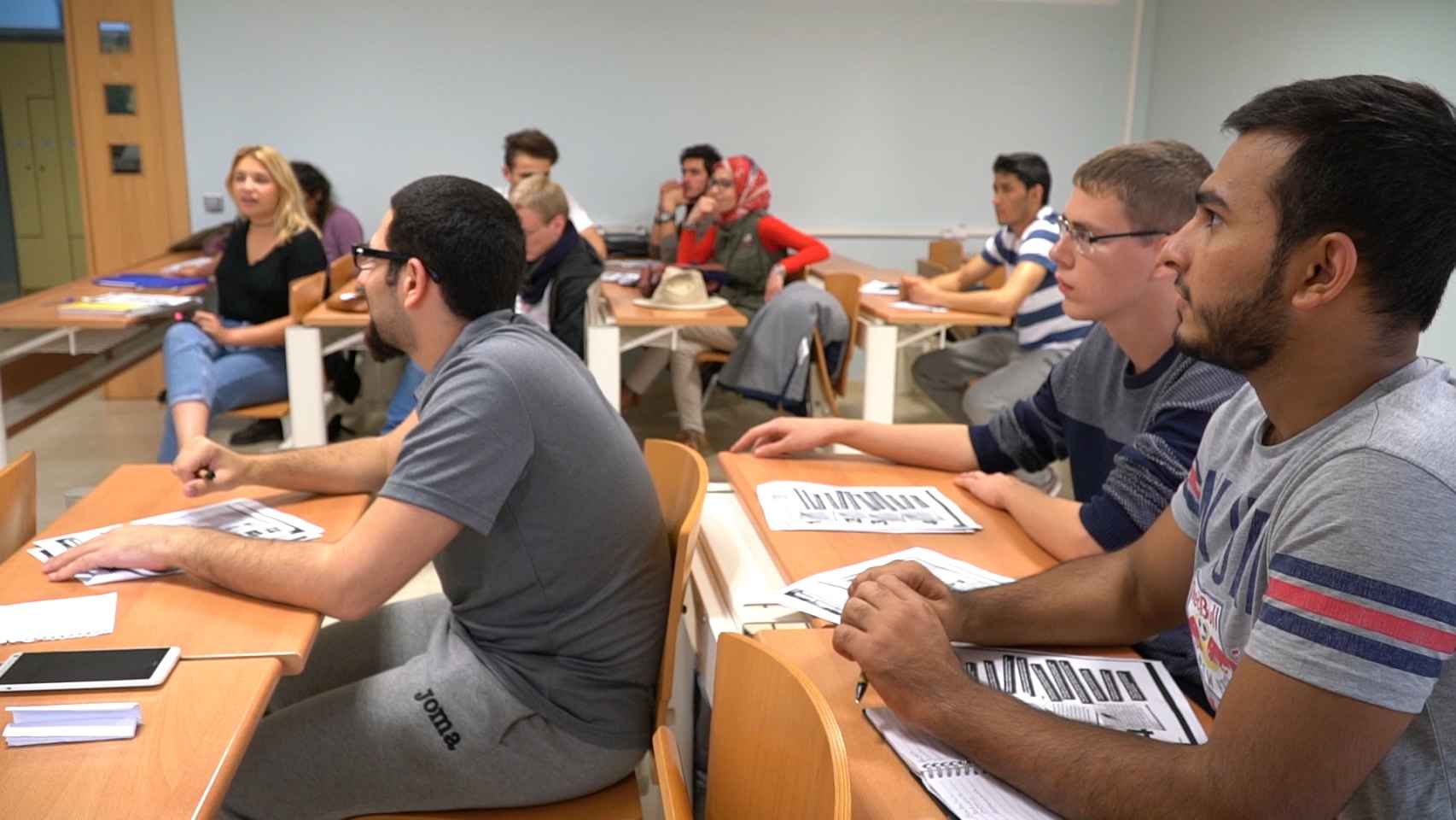 Los estudiantes refugiados durante una clase de español para extranjeros