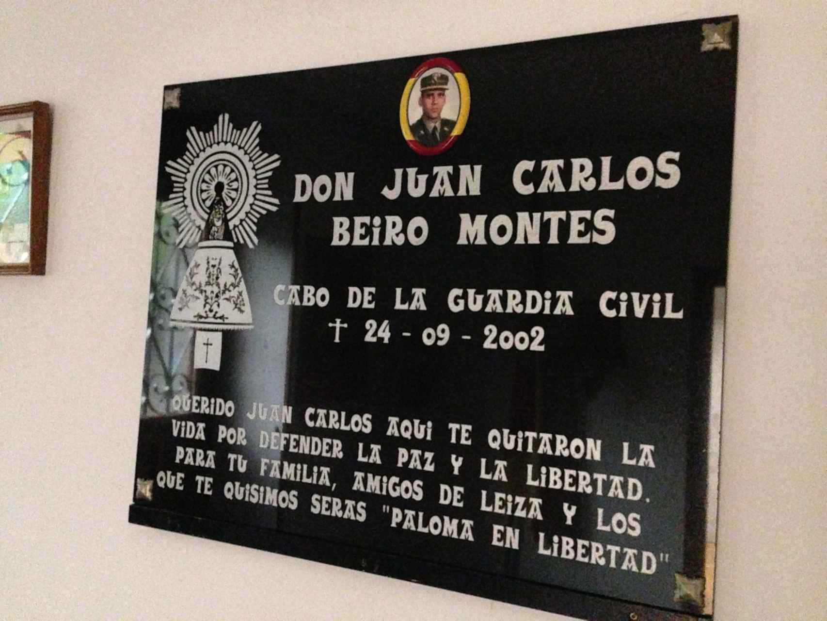 Placa en homenaje al sargento Beiro que hay dentro del cuartel de Leitza.