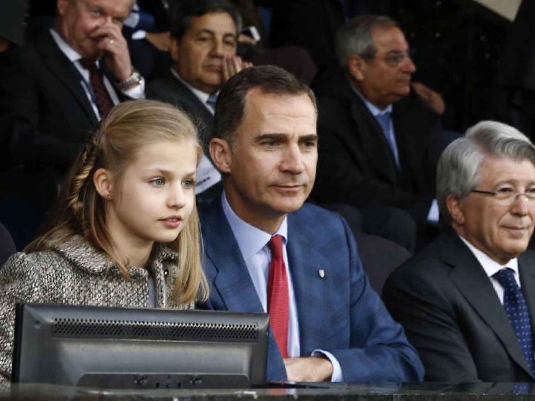 La infanta Leonor junto a su padre en un partido de fútbol.