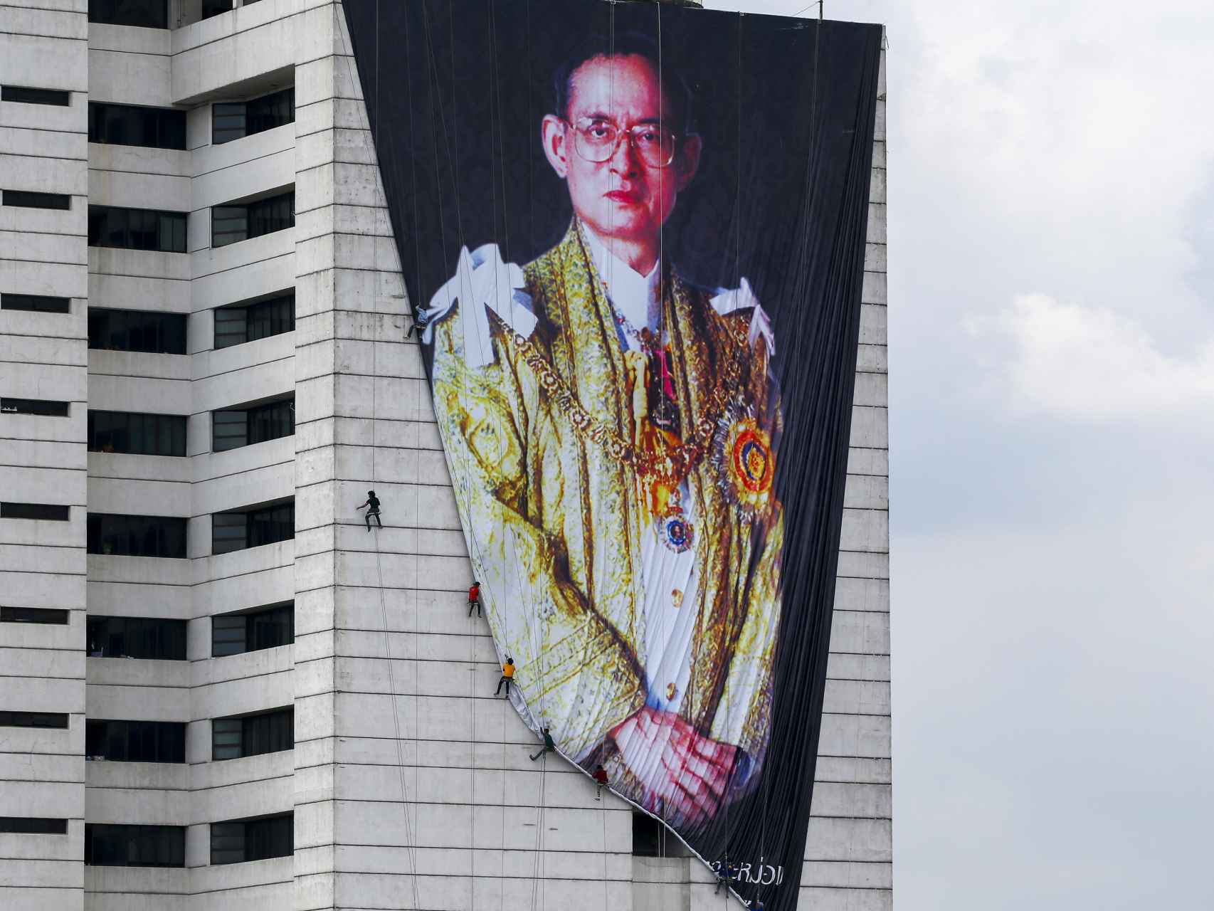 Un retrato del monarca tailandés Bhumibol Adulyadej en un edificio de Bangkok.