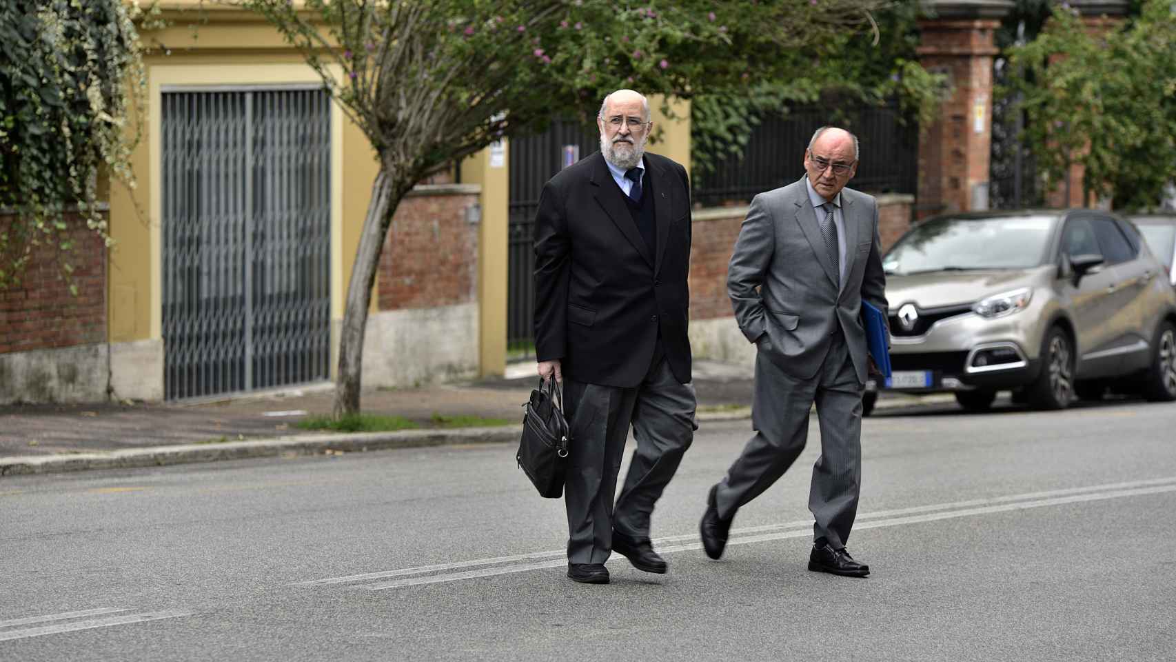 Figari llega con su abogado, Juan Armando Lengua-Balbi, a la embajada de Perú en Roma.
