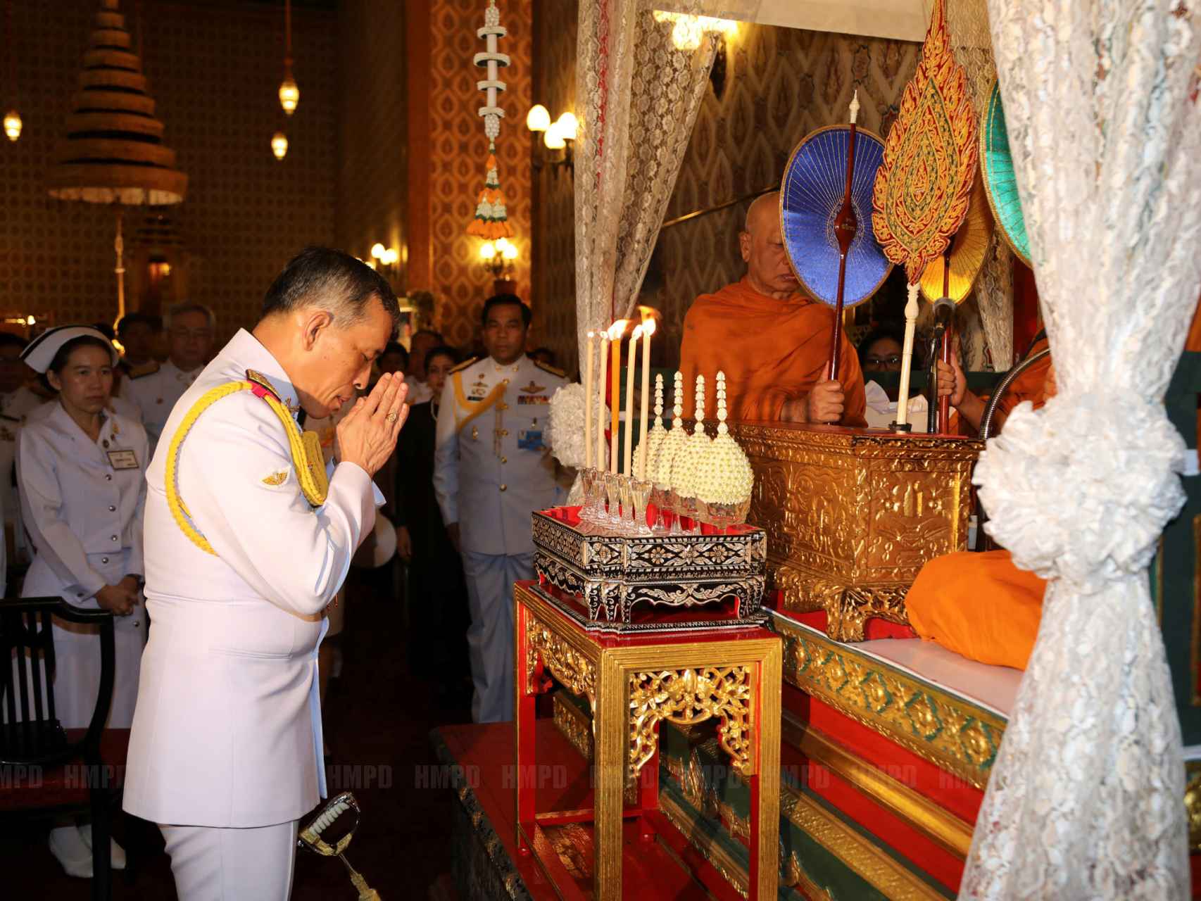 El heredero en una ceremonia mostrando sus respetos a Bhumibol Adulyadej en el Gran Palacio de Bangkok.