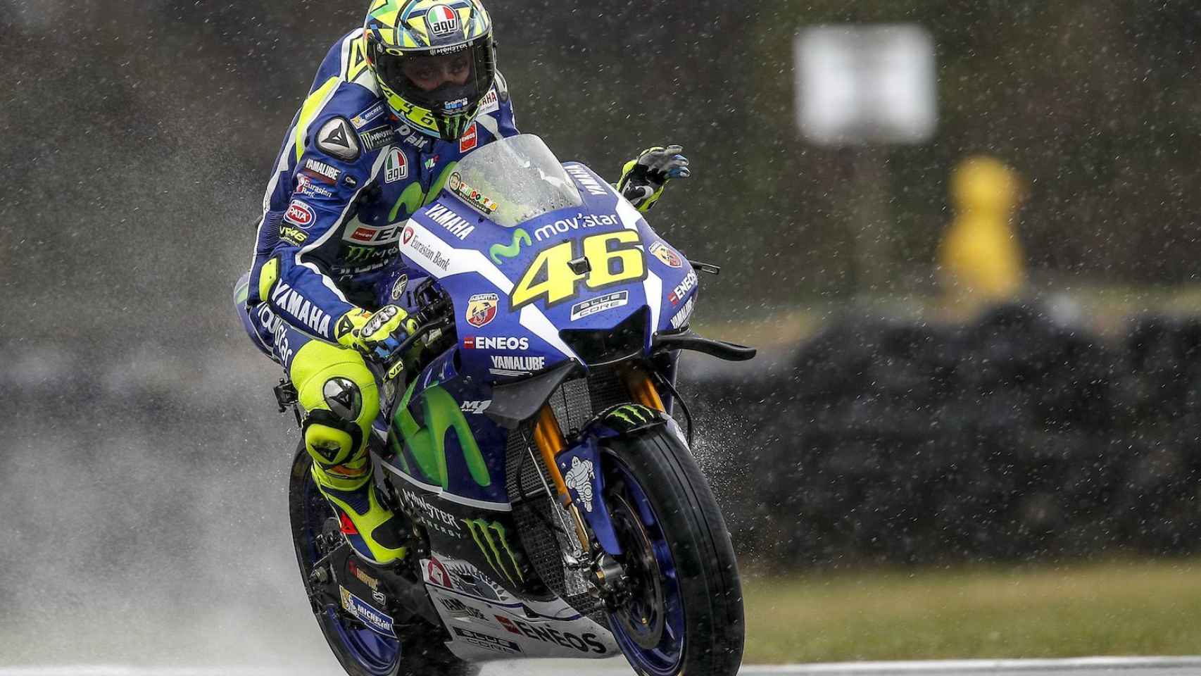 Valentino Rossi pilota su Yamaha YZR-M1 bajo la lluvia, en el circuito de Phillip Island.