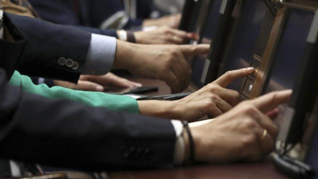 Un grupo de diputados votan durante el pleno del Congreso.