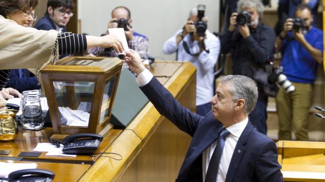 El lehendakari, Iñigo Urkullu, vota durante la elección de la nueva mesa de la Cámara