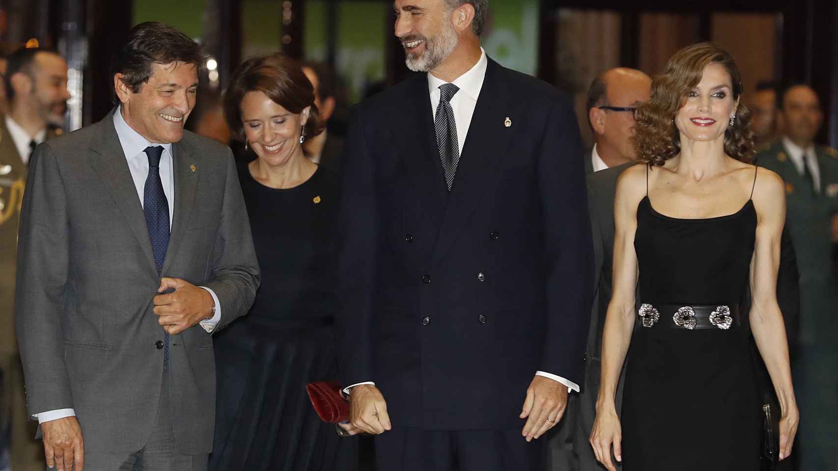 Los reyes Felipe VI y doña Letizia junto al presidente asturiano, Javier Fernández