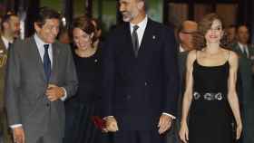 Los reyes Felipe VI y doña Letizia junto al presidente asturiano, Javier Fernández