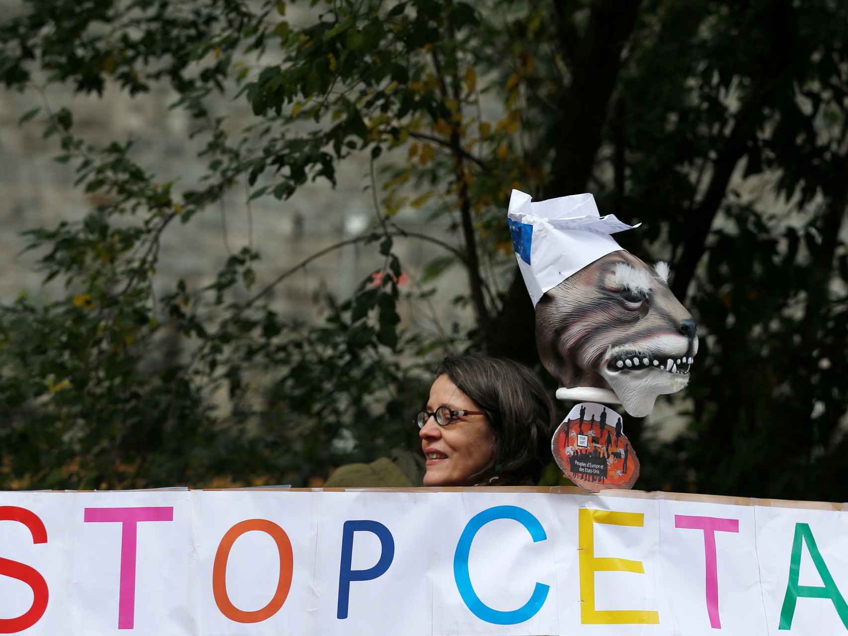 Un grupo de manifestantes protesta contra el CETA ante el parlamento valón
