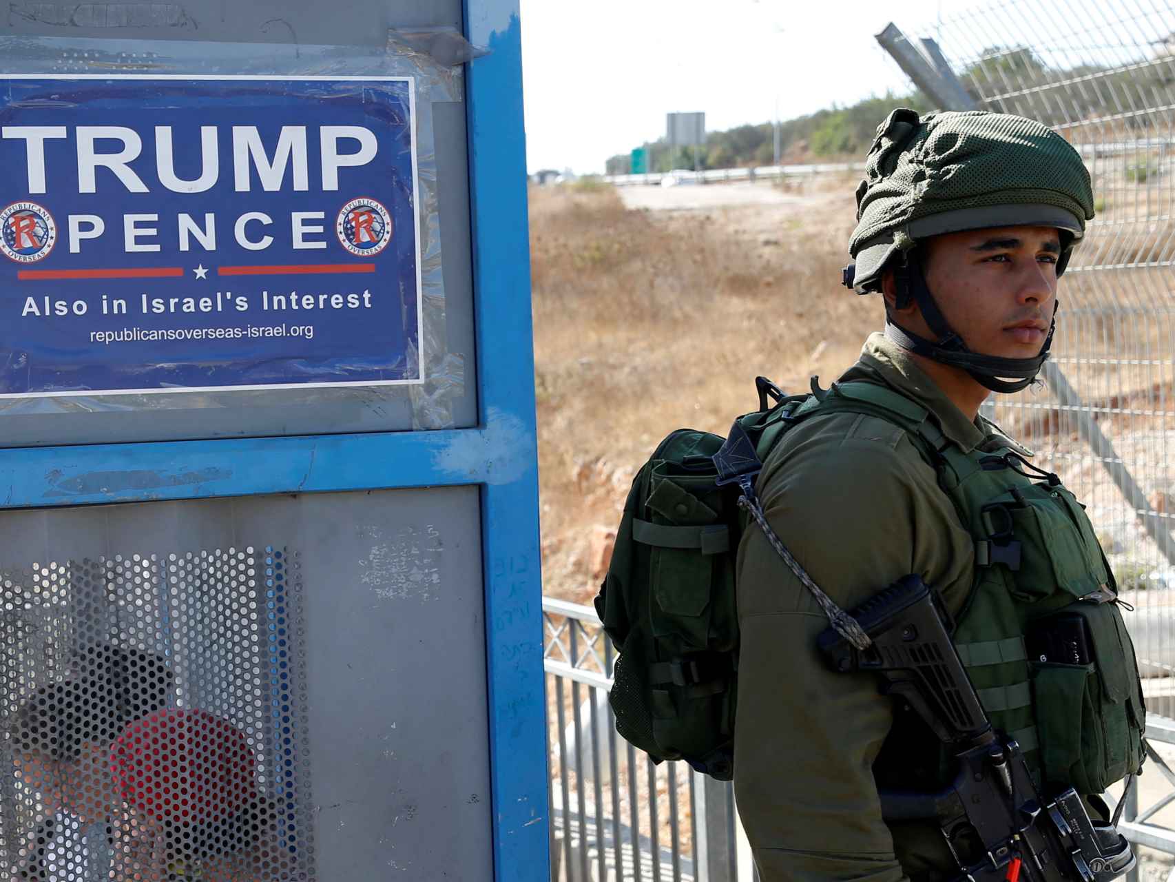 Un cartel de campaña de Trump, en un control cerca de una colonia judía en Cisjordania.