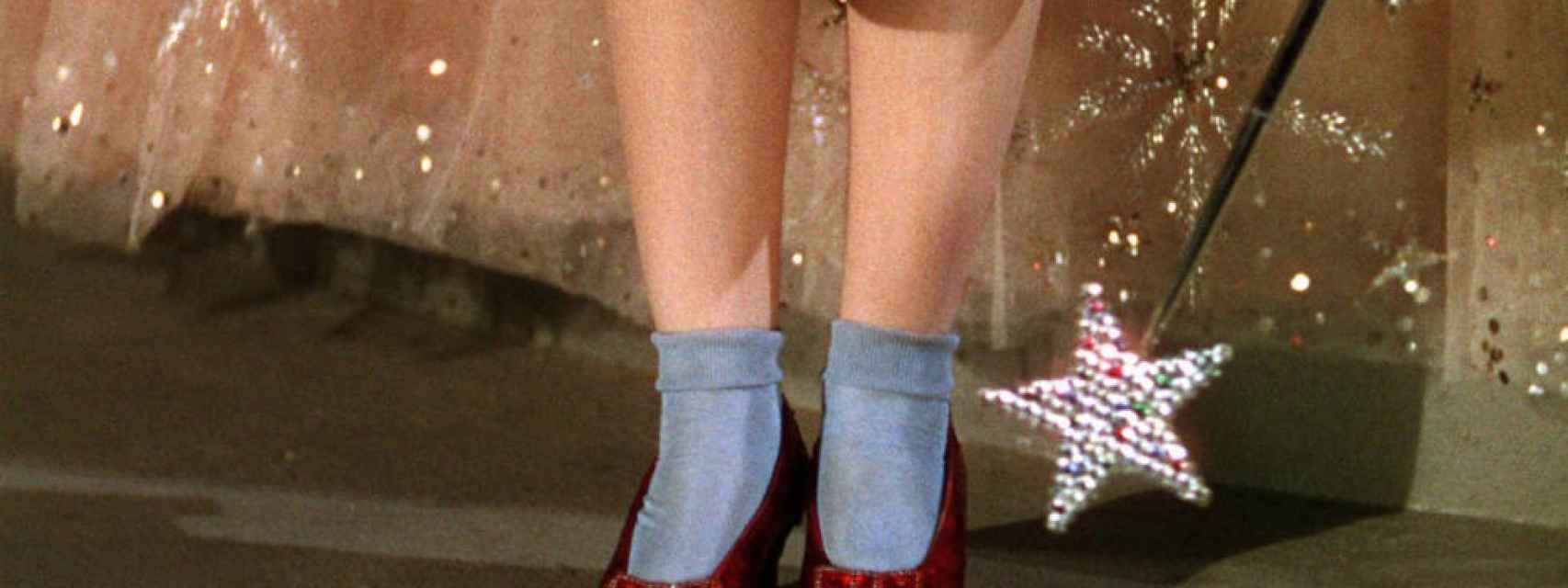 El mago de Oz recoge donativos para restaurar los zapatos rojos de Dorothy