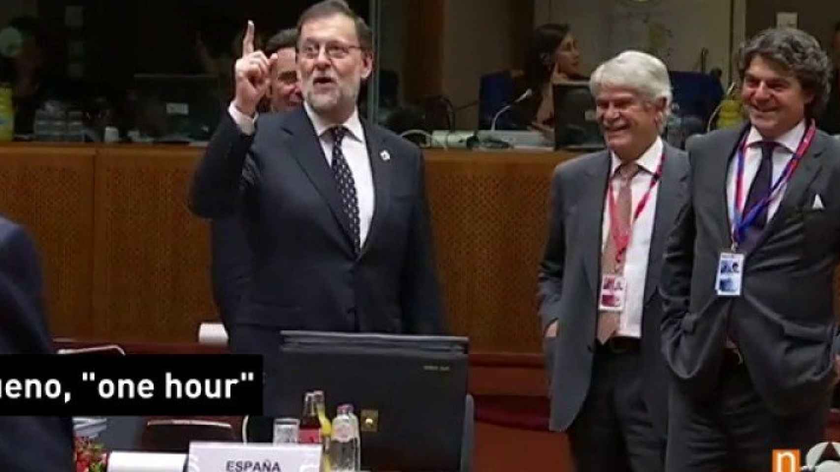 Imagen del momento en el que Rajoy vuelve a 'pifiarla'.