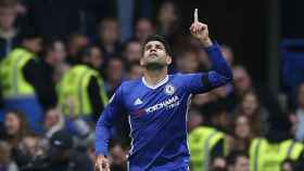Diego Costa, uniformado aún con Adidas, celebra uno de sus goles con el Chelsea.