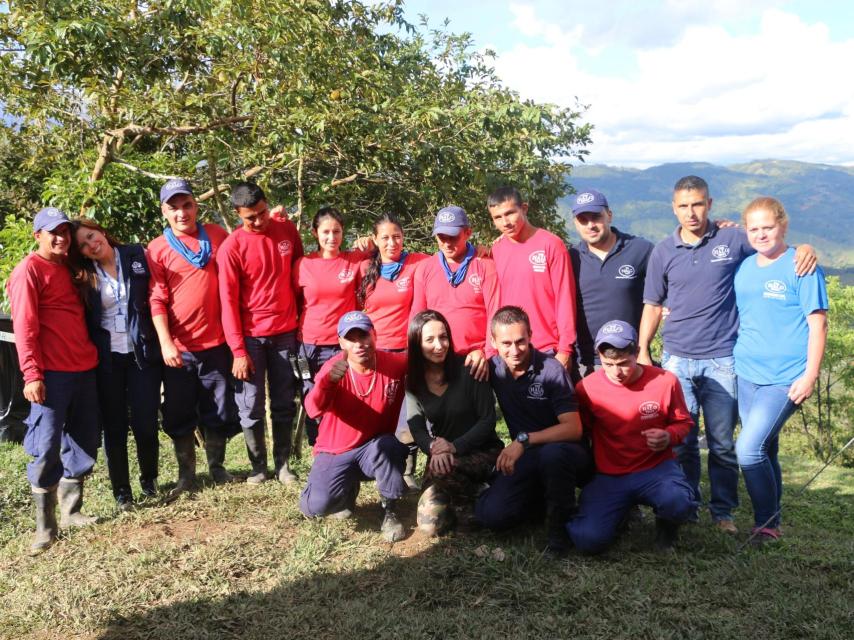 Cruz Sánchez de Lara Sorzano junto al equipo encargado de desminar la zona.