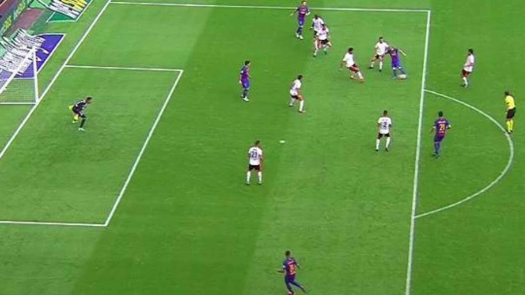 Gol de Messi con Luis Suárez en fuera de juego.