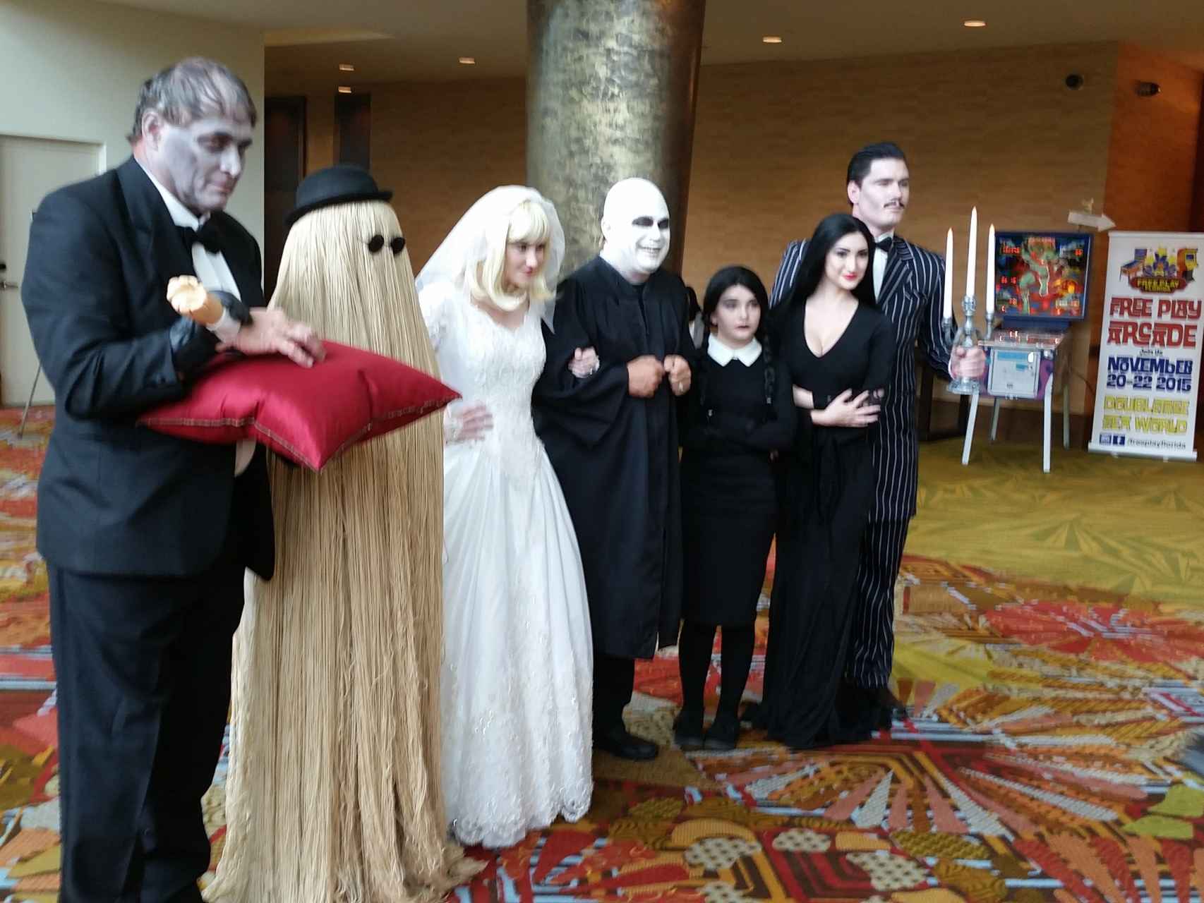 Una familia de Orlando disfrazada de la Familia Addams en Halloween.