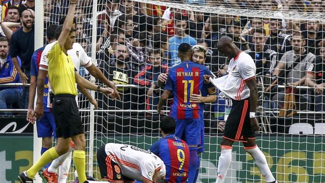 Undiano señala el penalti en el último minuto.