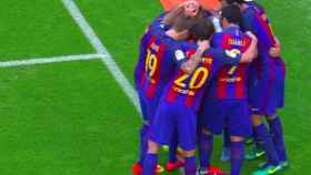 Momento del botellazo a los jugadores del Barça en Mestalla.