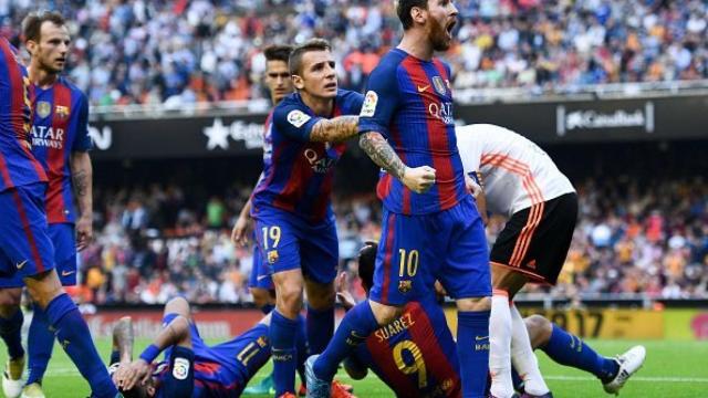 Messi se encara con el público de Mestalla.