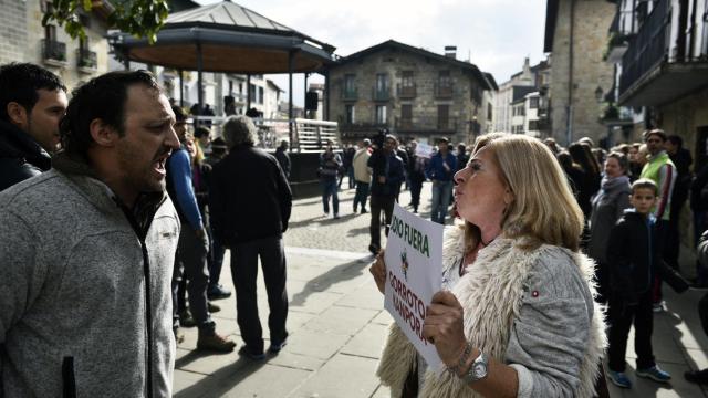 Tensión en Alsasua: Covite no se amedrenta y defiende a la Guardia Civil frente a los radicales de Sortu