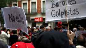 Concentración de socialistas críticos con la gestora del PSOE ante la sede nacional del partido
