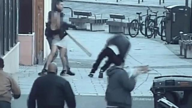 Momento de la agresión a la pareja española.