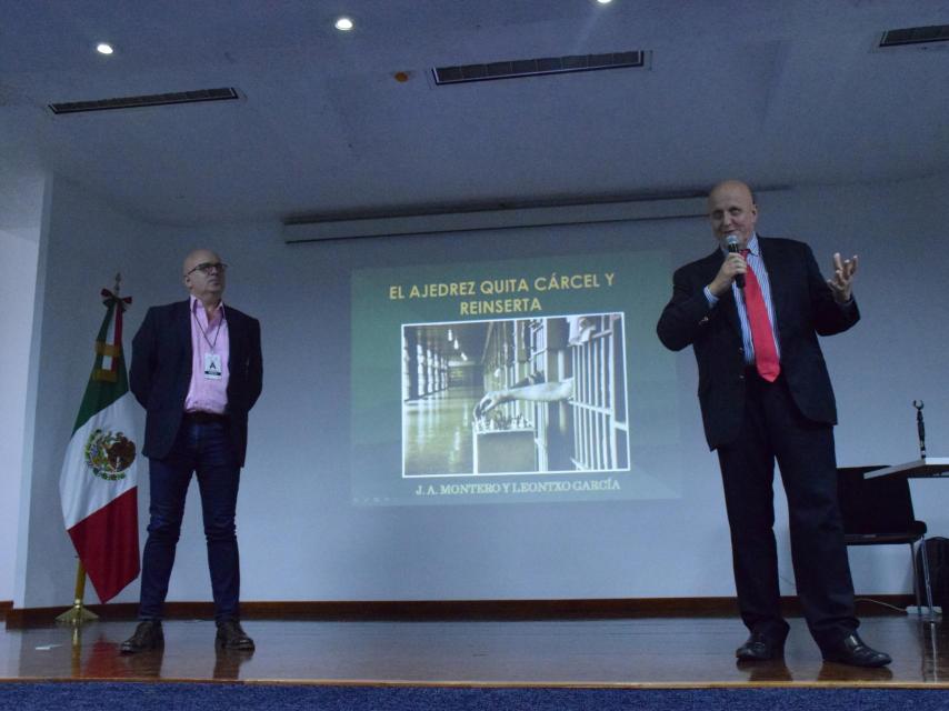 Leontxo García y Juan Antonio Montero, en la conferencia ante la Comisión Nacional de Seguridad mexicana.