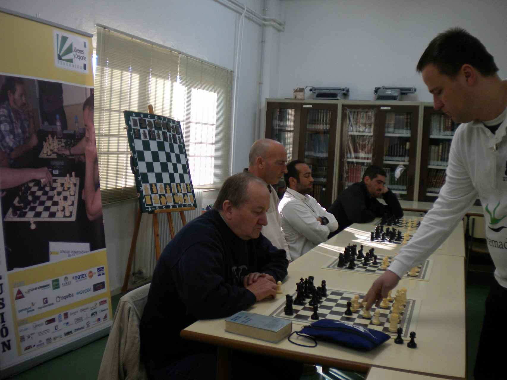 El jugador de ajedrez moldavo Dmitry Svetushkin ofrece una sesión de simultáneas en la cárcel de Cáceres.