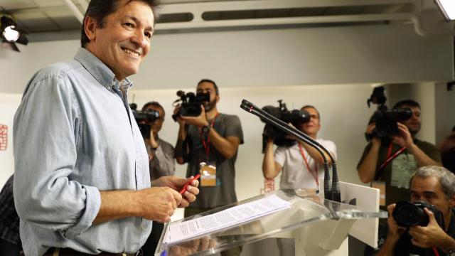 Javier Fernández, durante su comparecencia ante los medios este domingo en Ferraz.