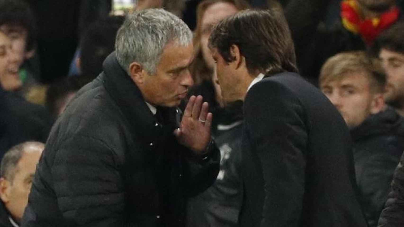Mourinho le susurra al oído a Antonio Conte.