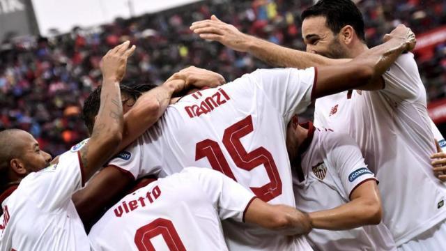 El Sevilla celebra el gol de N'Zonzi.