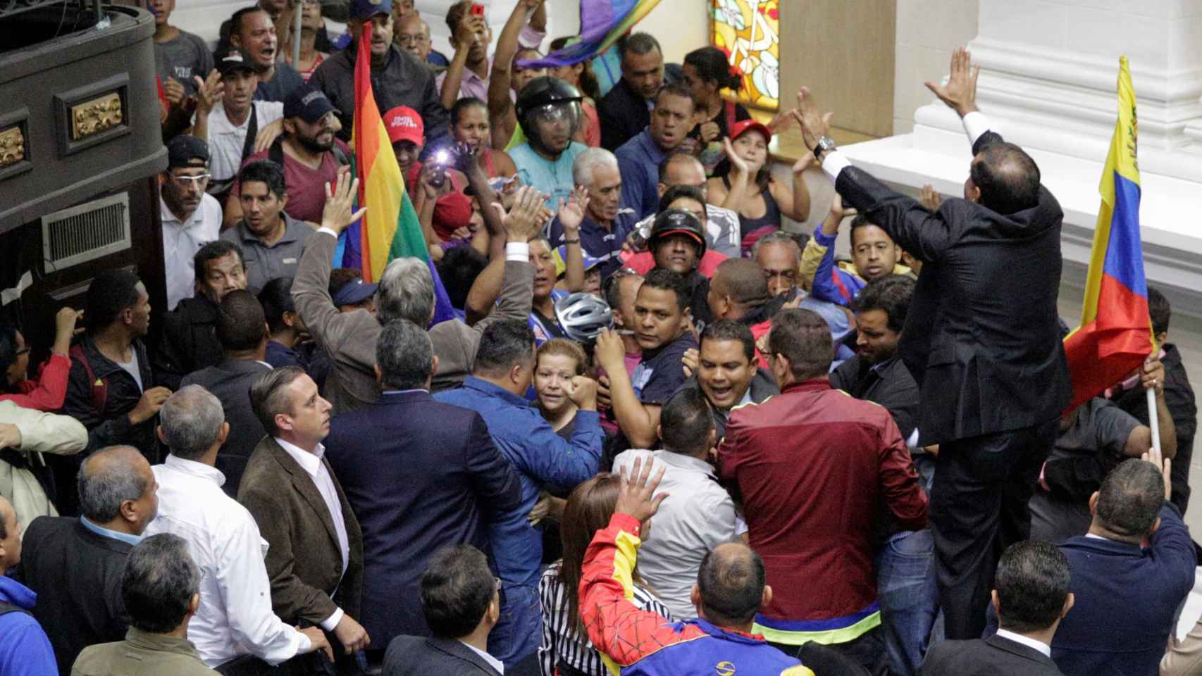 Chavistas irrumpen en el debate del Parlamento sobre una posible vía de destitución de Maduro