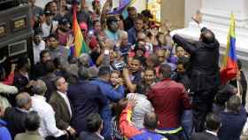 Chavistas irrumpen en el debate del Parlamento sobre una posible vía de destitución de Maduro