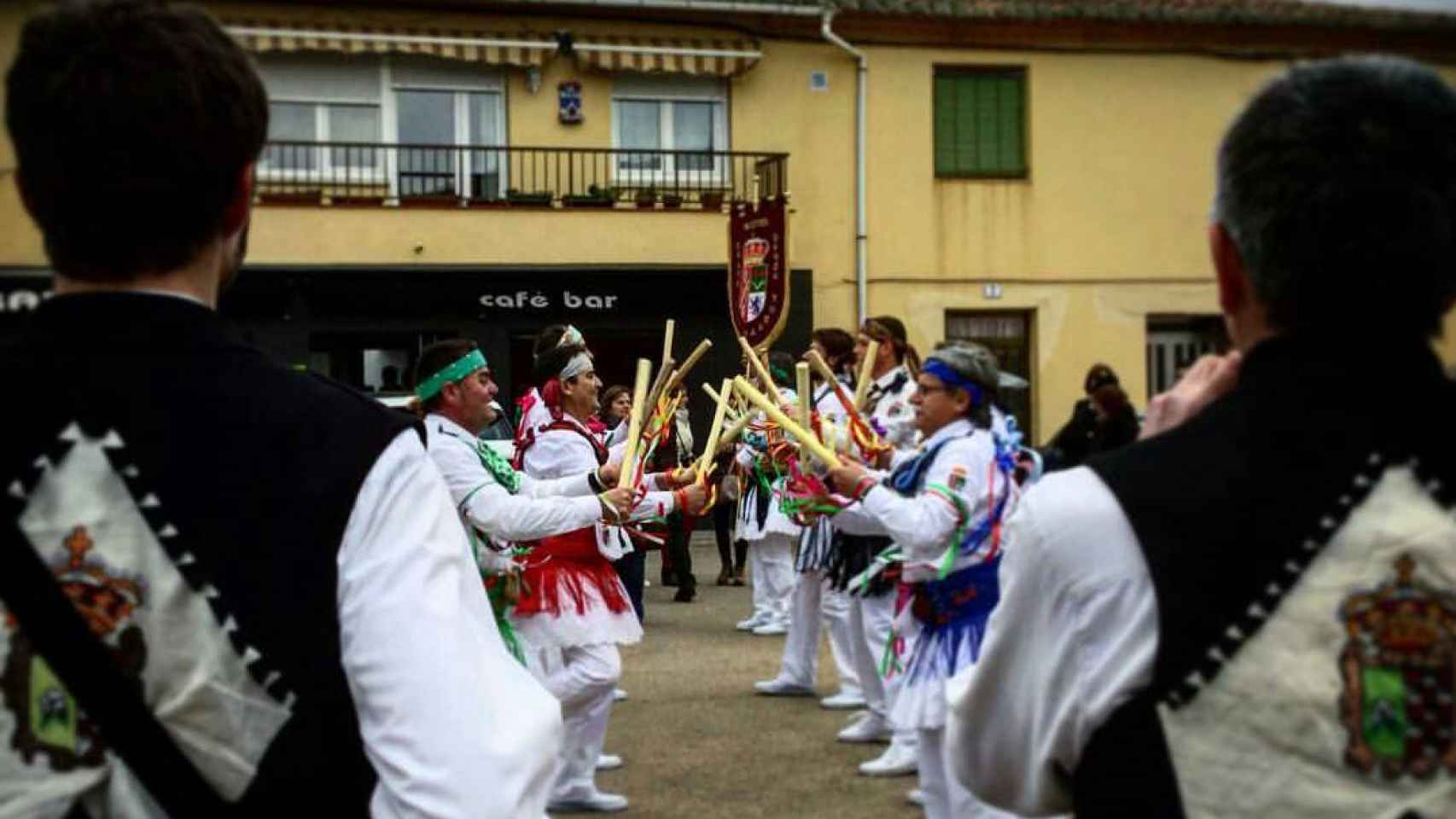 Danzantes de un grupo de paloteo en Villamandos.