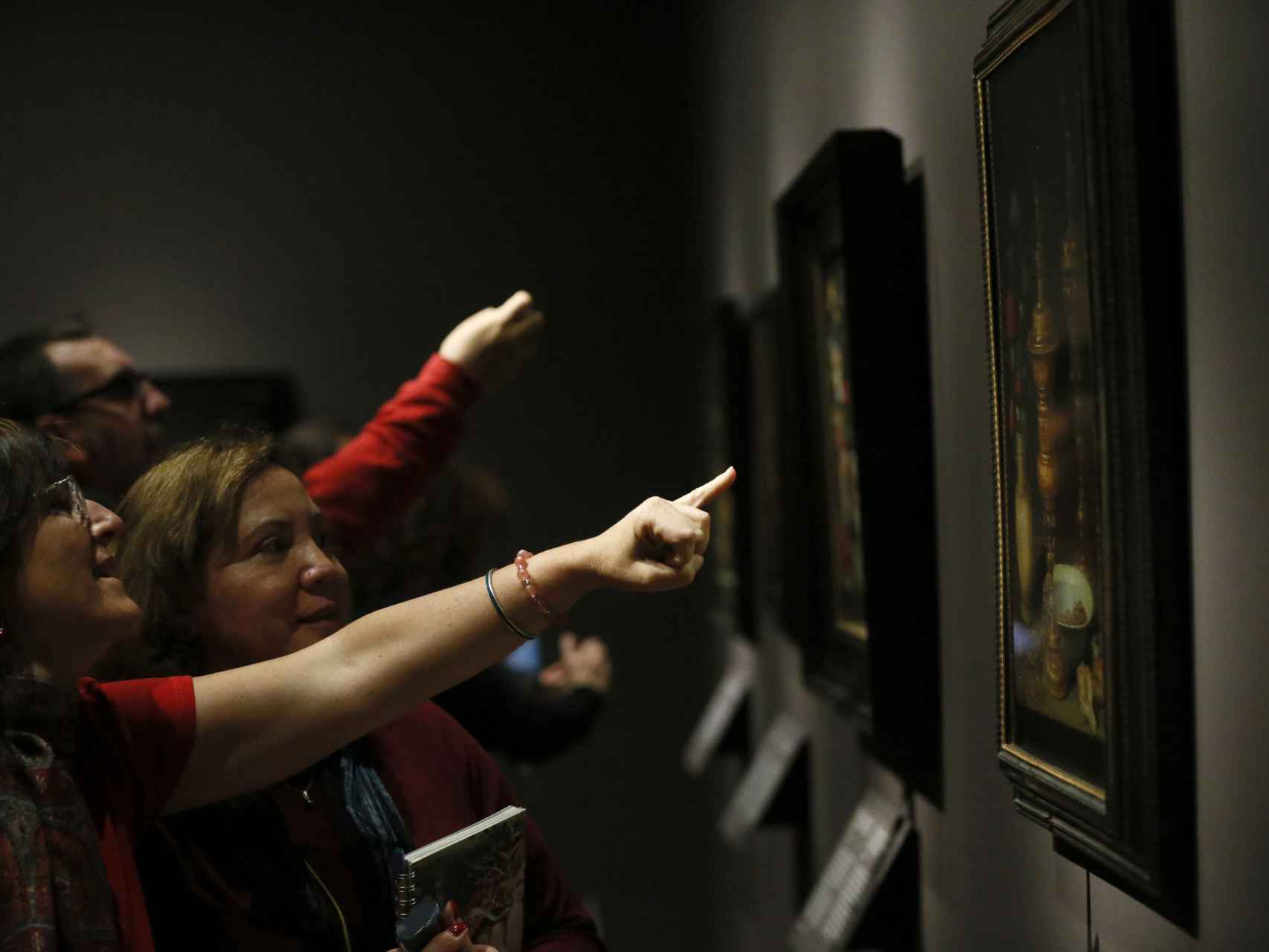 Visitantes ante uno de los cuadros expuestos en el Museo del Prado.