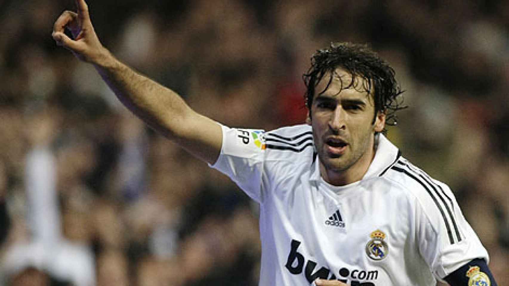 Raúl González Blanco celebra un gol con la camiseta del Real Madrid.