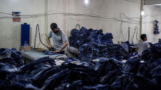 Un refugiado sirio en un taller de Gaziantep (Turquia) en mayo.